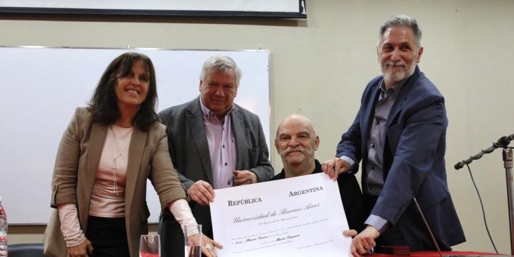 La UBA le entregó un doctorado honoris causa a Martín Caparrós