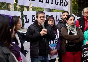 Polo Mugica: la comunidad educativa exigió a la Ciudad que quite la reja que encierra a la escuela