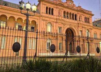 Tranquilidad en el Gobierno: niegan turbulencia económica y definen candidaturas de LLA para “arrasar” en octubre