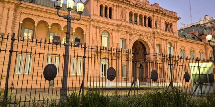 Tranquilidad en el Gobierno: niegan turbulencia económica y definen candidaturas de LLA para “arrasar” en octubre