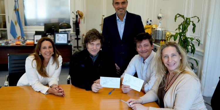 Triunfó el menemismo: Santiago Caputo ya no forma parte de la mesa chica del Gobierno