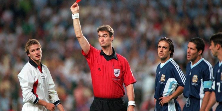 Un cruce inolvidable para el fútbol: el día que Simeone convirtió a Beckham en el más odiado de Inglaterra