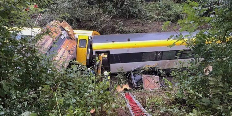 Un tren descarriló en el sur de Alemania: 3 muertos y varios heridos