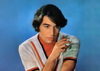 Celebran los 80 años de de Sandro con una propuesta audiovisual que revive su legado