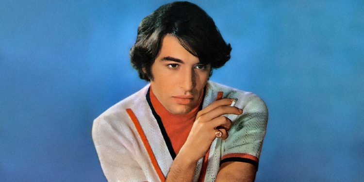 Celebran los 80 años de de Sandro con una propuesta audiovisual que revive su legado