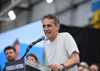 Coimas en el gobierno: Kicillof tildó a Milei de «estafador mentiroso» y Cristina dijo que «no es un relato kuka, escuchamos hasta el porcentaje que cobran»