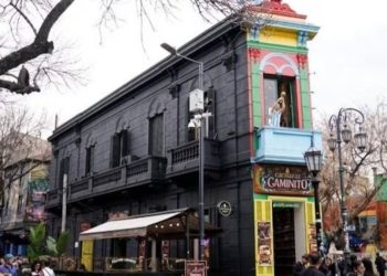 “Darkminito”: hasta cuándo quedará pintada de negro la clásica esquina de La Boca