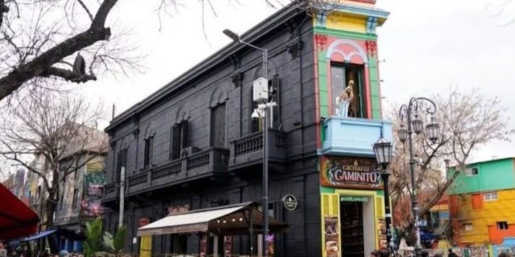 “Darkminito”: hasta cuándo quedará pintada de negro la clásica esquina de La Boca