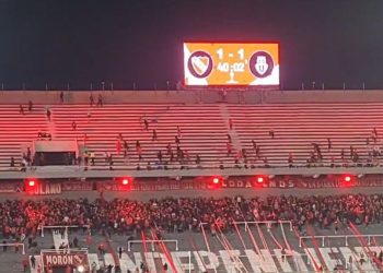 El partido entre Independiente y Universidad de Chile quedó suspendido por graves incidentes entre los hinchas