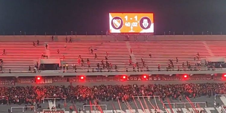 El partido entre Independiente y Universidad de Chile quedó suspendido por graves incidentes entre los hinchas