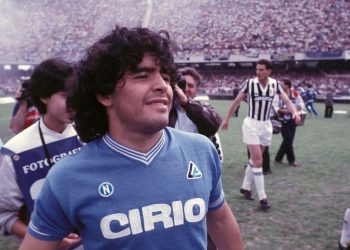 El Superclásico del fútbol argentino estuvo presente: el particular debut de Diego Maradona en el Napoli