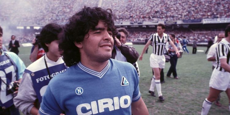El Superclásico del fútbol argentino estuvo presente: el particular debut de Diego Maradona en el Napoli