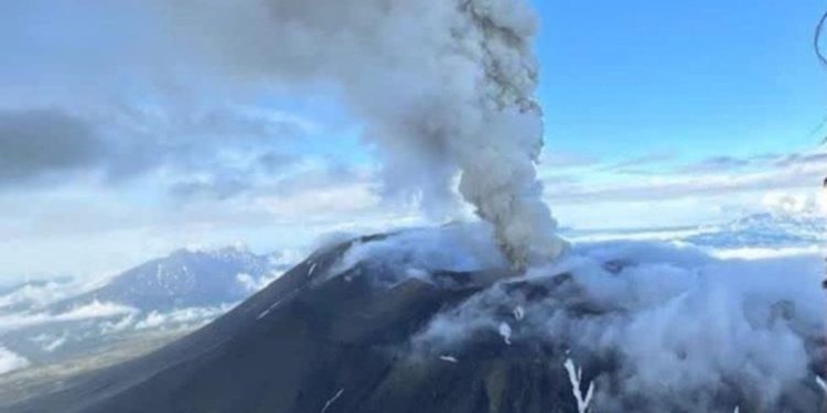 El volcán ruso Krasheninnikov entró en erupción después de 400 años tras el terremoto