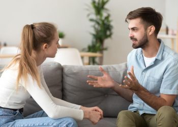 Estos son los gestos que hace una persona cuando está mintiendo, según la Inteligencia Artificial