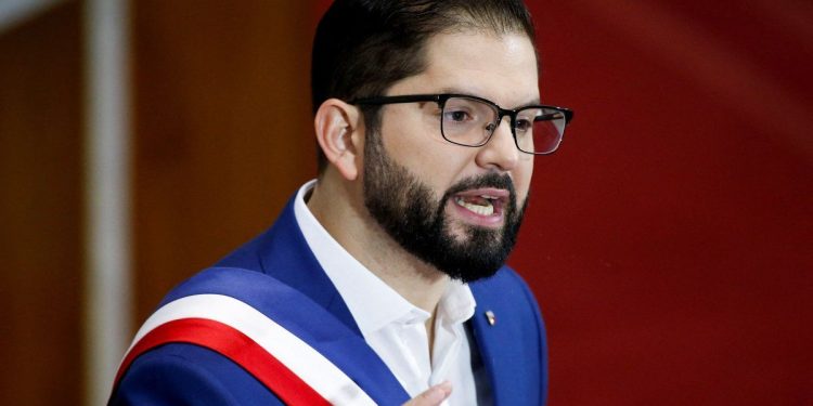 Gabriel Boric cargó contra la Conmebol por los graves incidentes en Independiente-U de Chile