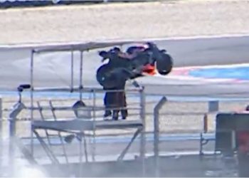 Grave accidente en el MotoGP en Hungría: Pedro Acosta se salió de control, su moto voló por el aire e impactó en un camarógrafo