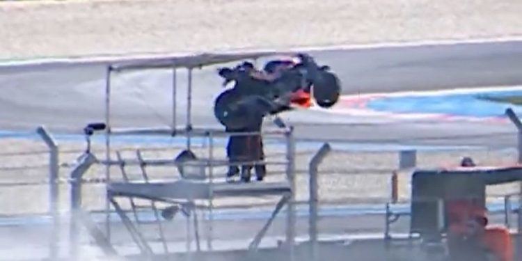 Grave accidente en el MotoGP en Hungría: Pedro Acosta se salió de control, su moto voló por el aire e impactó en un camarógrafo