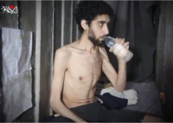 Impactante video muestra a un rehén israelí debilitado cavando su “propia tumba”