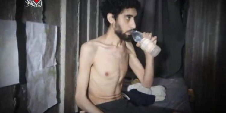 Impactante video muestra a un rehén israelí debilitado cavando su “propia tumba”