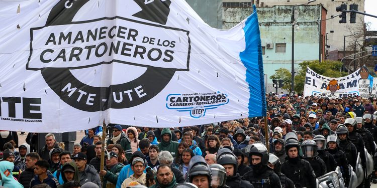 Jorge Macri ordenó el desalojo de cartoneros de un predio ferroviario en Comuna 11