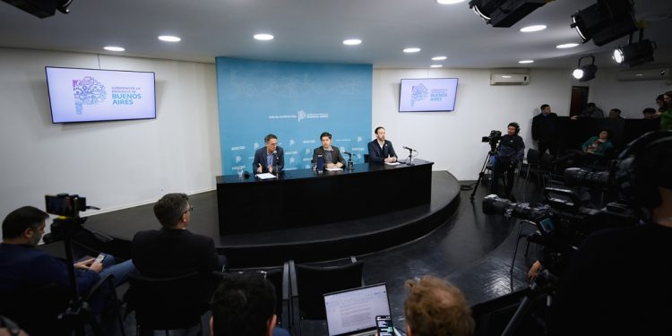 Kicillof refuerza donde Milei recorta: obra pública, ayuda a discapacitados y sueldos estatales