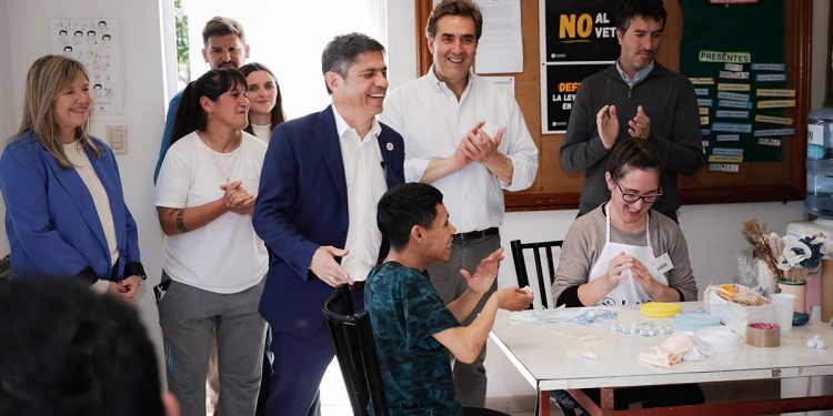 Kicillof volvió a distritos clave de la Primera Sección y le pegó a Milei en su flanco débil