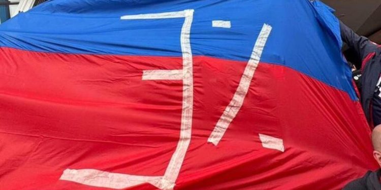 La curiosa bandera que desplegó la hinchada de San Lorenzo: ¿es por las coimas en ANDIS?