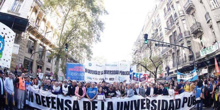 La motosierra de Milei a la educación: la inversión respecto al 2023 cayó un 48%