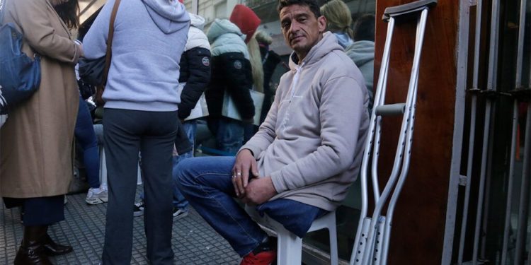 Las filas de la crueldad en ANDIS: «Tengo que acreditar que me falta una gamba, parece joda»