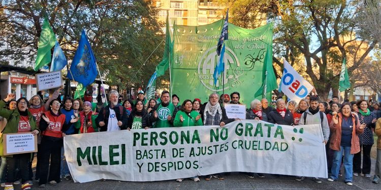 Milei fingió demencia en Rosario y habló de tasas de interés