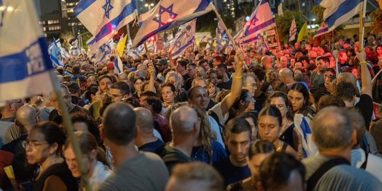 Multitudinaria marcha en Tel Aviv contra la guerra y para exigir la liberación de rehenes