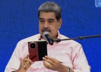 Nicolás Maduro mostró el último teléfono de Huawei que le regaló Xi Jinping