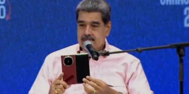 Nicolás Maduro mostró el último teléfono de Huawei que le regaló Xi Jinping