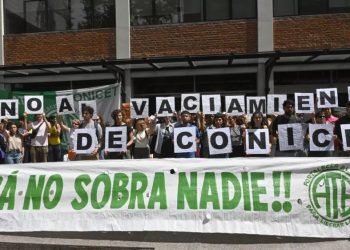 Paro y vigilia de científicos: “Se está discutiendo si sigue existiendo o desaparece la carrera de investigador”