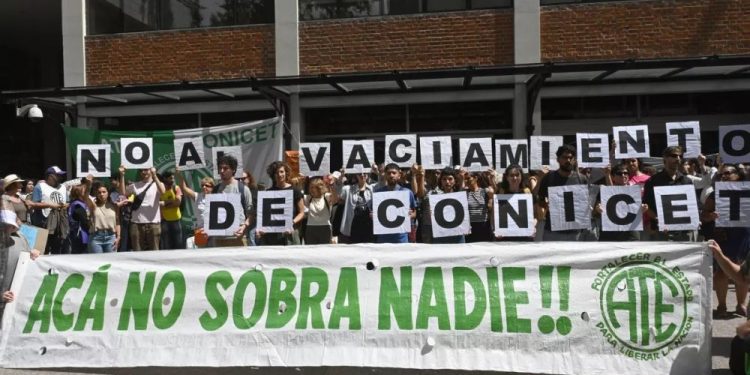 Paro y vigilia de científicos: “Se está discutiendo si sigue existiendo o desaparece la carrera de investigador”