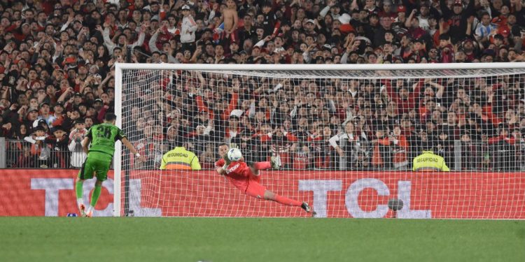 River sufrió más de la cuenta pero venció por penales a Libertad para avanzar a cuartos de final de la Copa