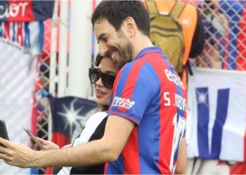 Santiago Korovsky visitó la cancha de San Lorenzo junto a Celeste Cid y fue homenajeado