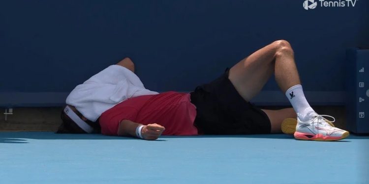 Tensión en el Masters 1000 de Cincinnati: un tenista sufrió un golpe de calor y tuvo que abandonar el partido