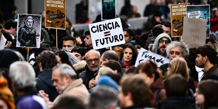 Trabajadores del CONICET iniciaron un paro de 48 horas con acampe en el Polo Científico de Palermo