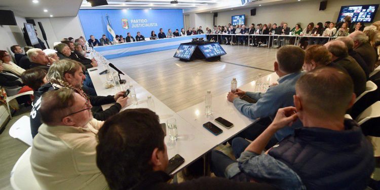 Un cuidadoso equilibrio entre las tribus sella la unidad en el peronismo