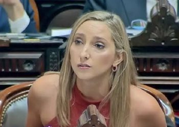 Julia Strada abre un lindo paquete y lo deja en orsai a Guillermo Franco, video