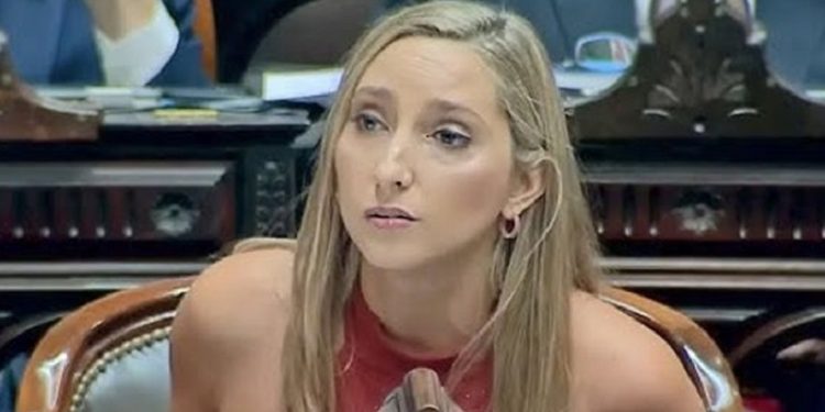 Julia Strada abre un lindo paquete y lo deja en orsai a Guillermo Franco, video