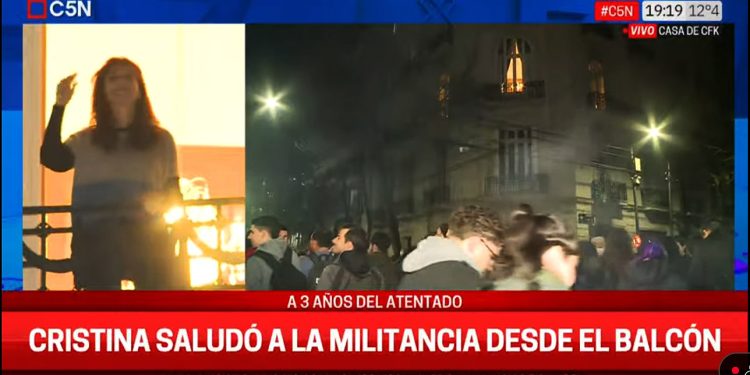 A tres años del intento de magnicidio: CFK salió al balcón y saludó a la militancia