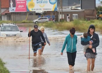Bahía Blanca: el Gobierno recortó la mitad de los fondos para la asistencia a los damnificados