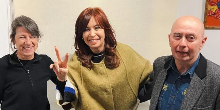 Con mensaje de campaña, Máximo Kirchner difundió una foto inédita de Cristina Kirchner junto al Indio Solari