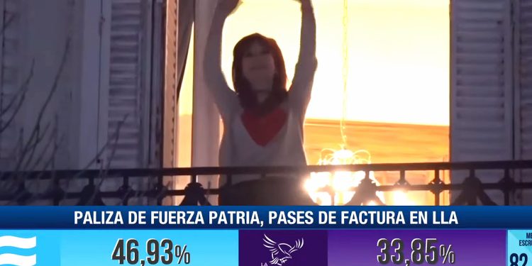 Cristina salió al balcón y celebró con la muchedumbre el triunfo en provincia