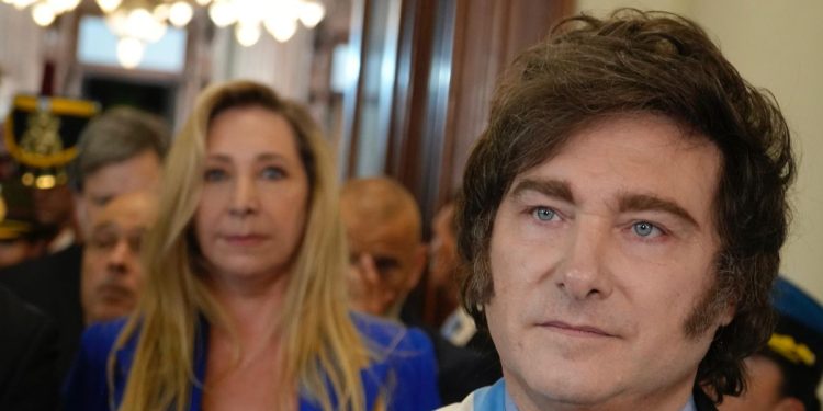 El Gobierno logró “bozal” legal para audios por presuntas coimas y denuncia complot