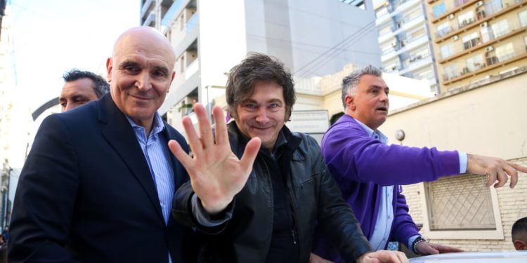 Fallida campaña de LLA en Tres Arroyos: reclamo por 136 despidos, faltazo de Espert y el «Tres» tapado en alusión a Karina