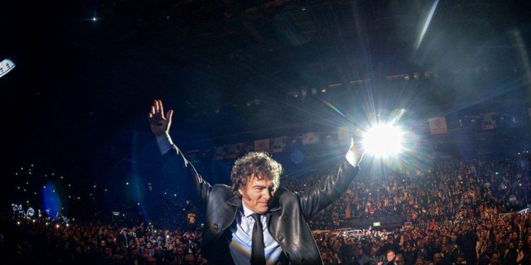 Javier Milei ensaya un show musical para presentar su nuevo libro “La construcción del milagro”