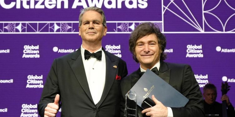 Javier Milei recibió en EEUU un premio de manos de Scott Bessent y agradeció el “espaldarazo de apoyo a la Argentina”